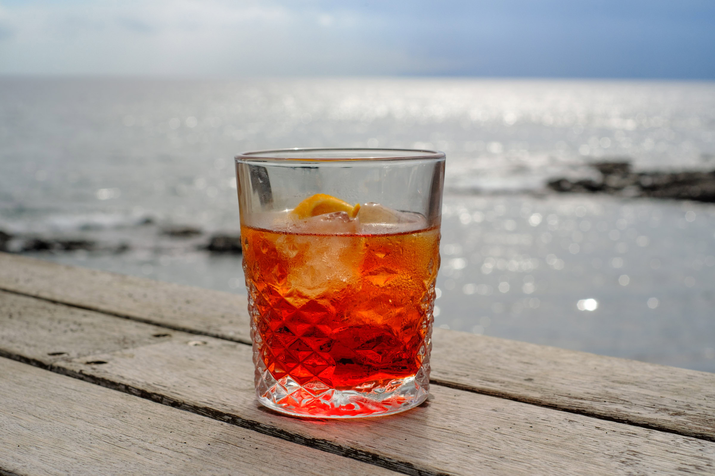 Negroni Cocktail im Sonnenuntergang