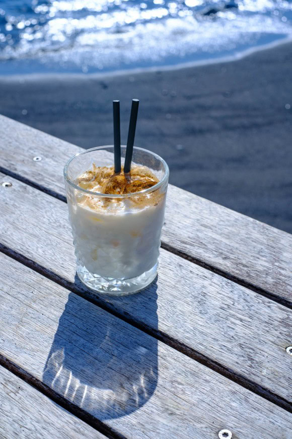 Reisdrink am Strand serviert Meer Hintergrund