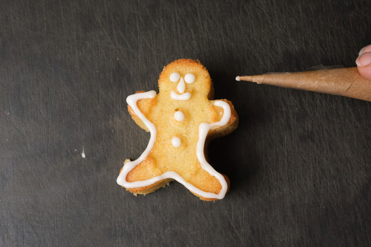 Weihnachtsmuffin Weihnachtsmann mit Zuckerglasur dekorieren