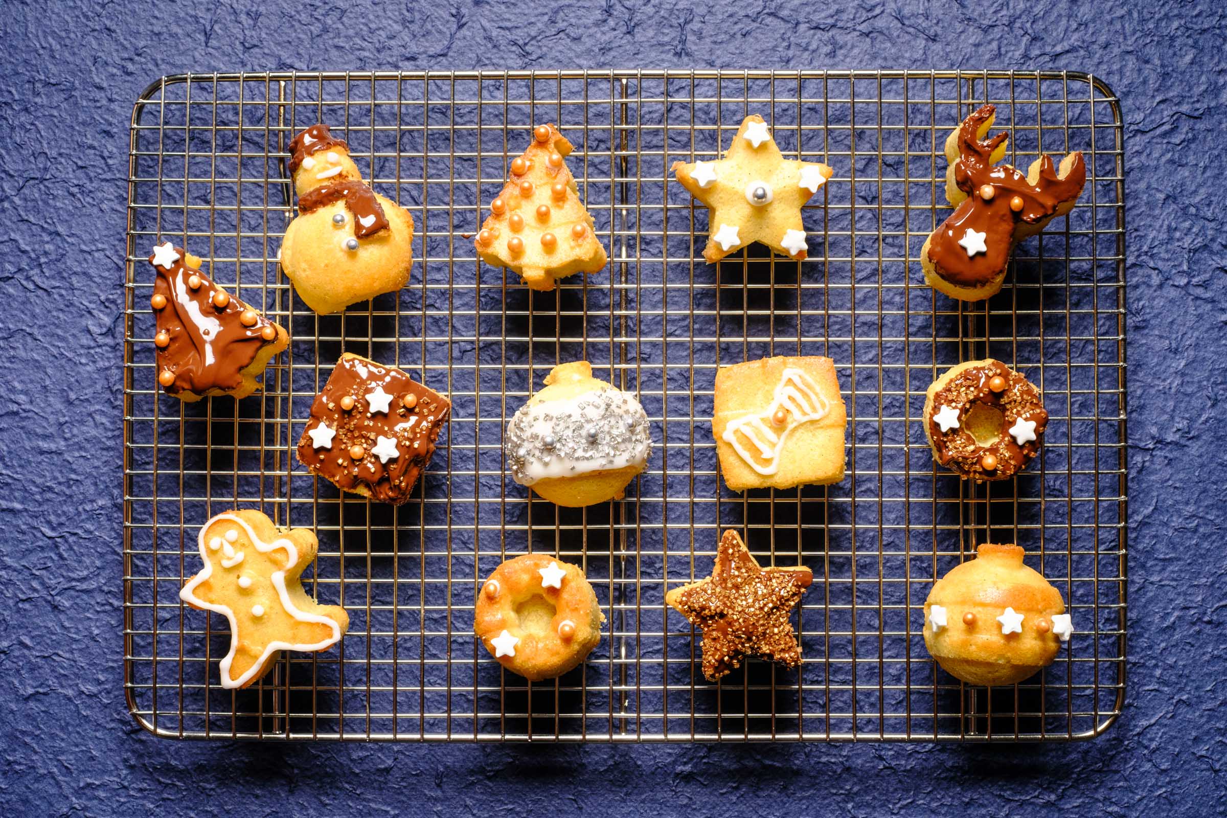 Weihnachtsmuffins auf Untergrund blau