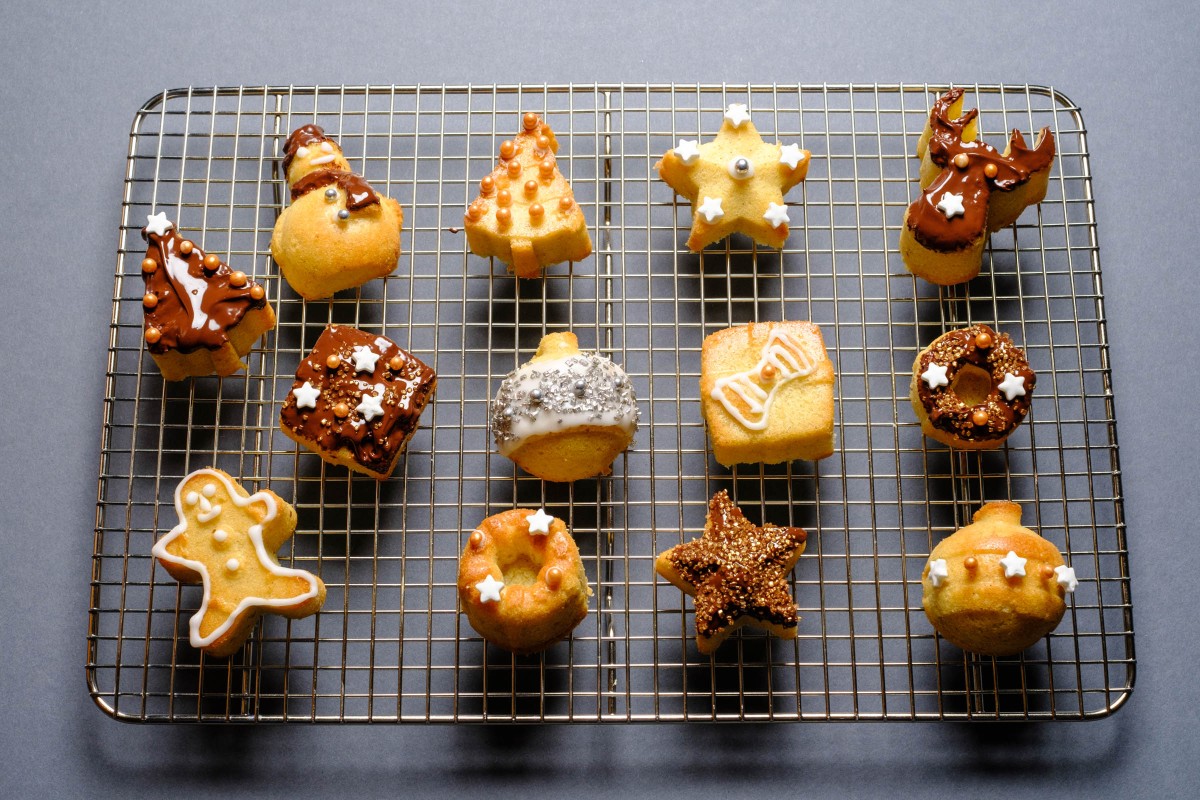 Weihnachtsmuffins auf Untergrund grau