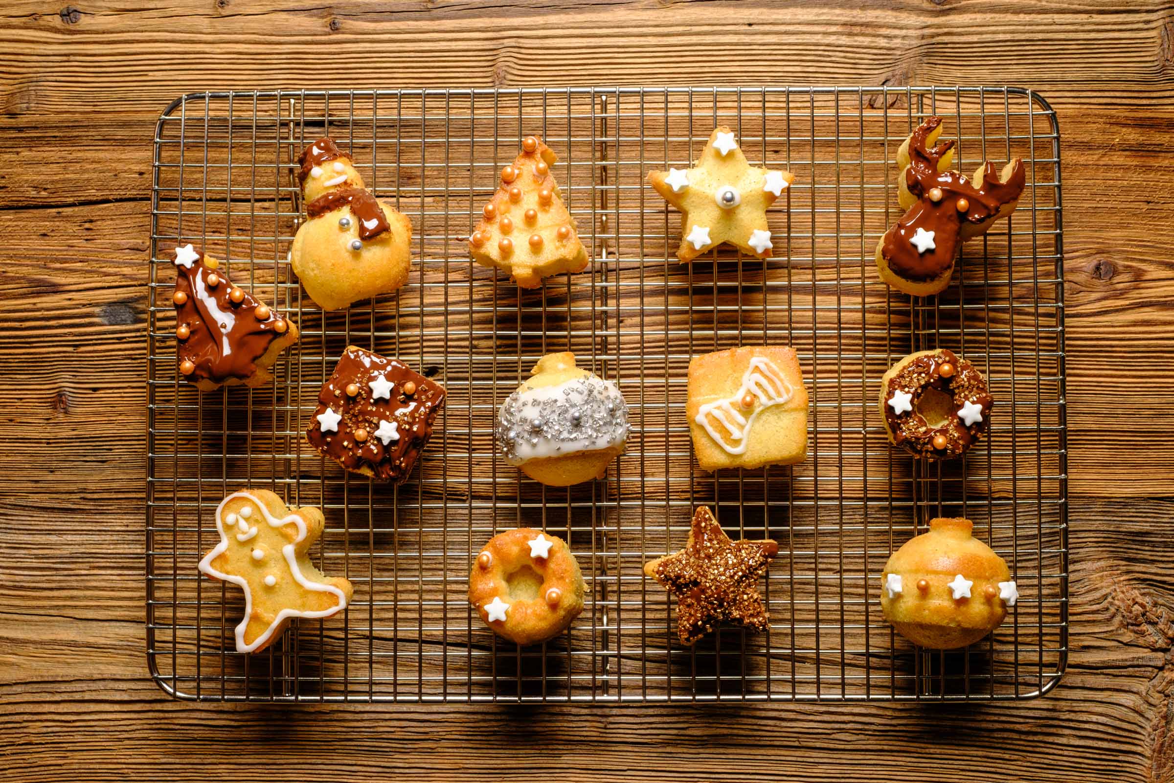 Weihnachtsmuffins auf Holzuntergrund