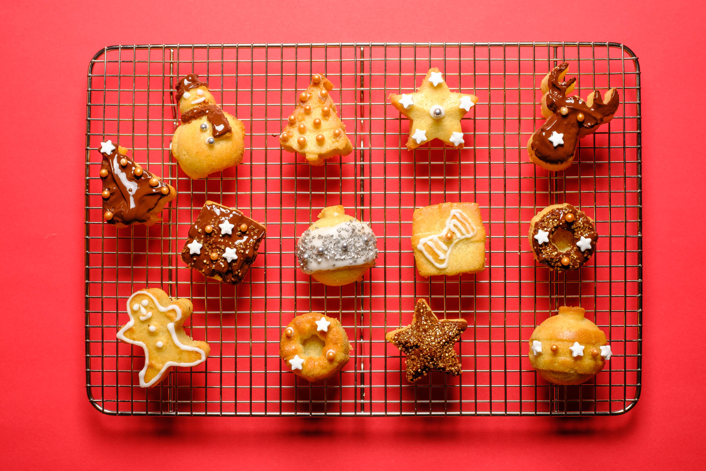 Weihnachtsmuffins auf Untergrund rot