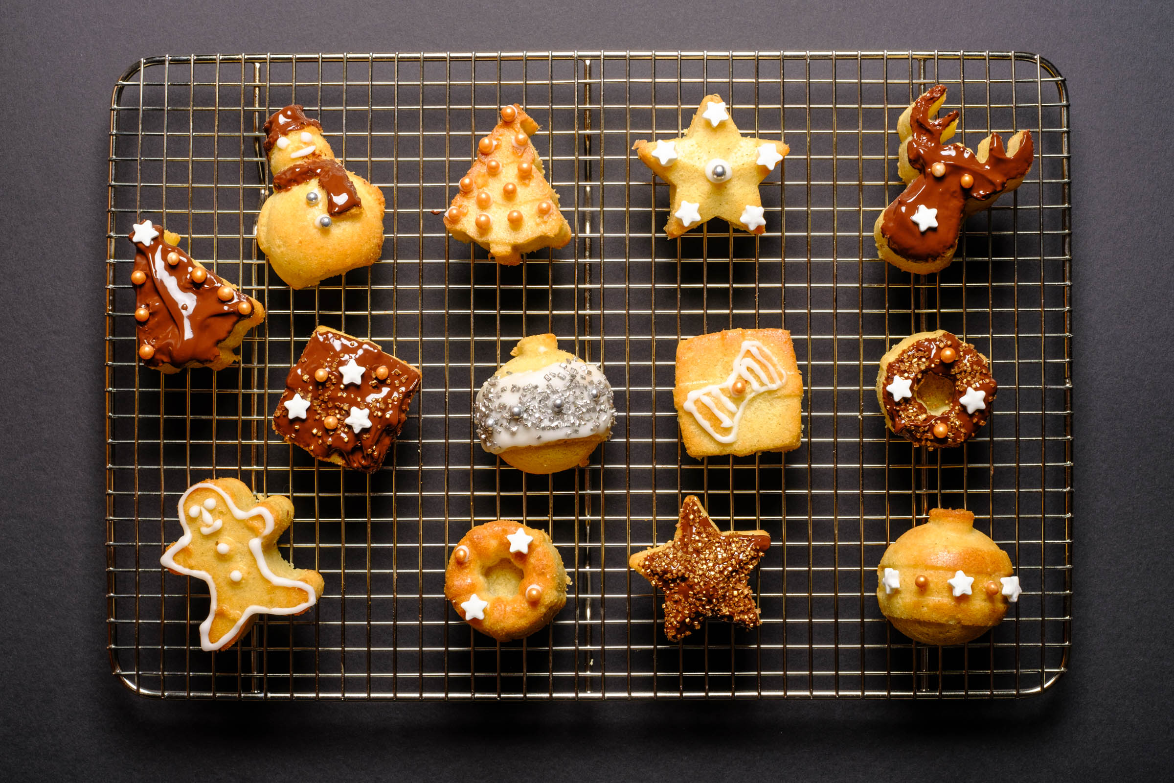 Weihnachtsmuffins auf Untergrund schwarz