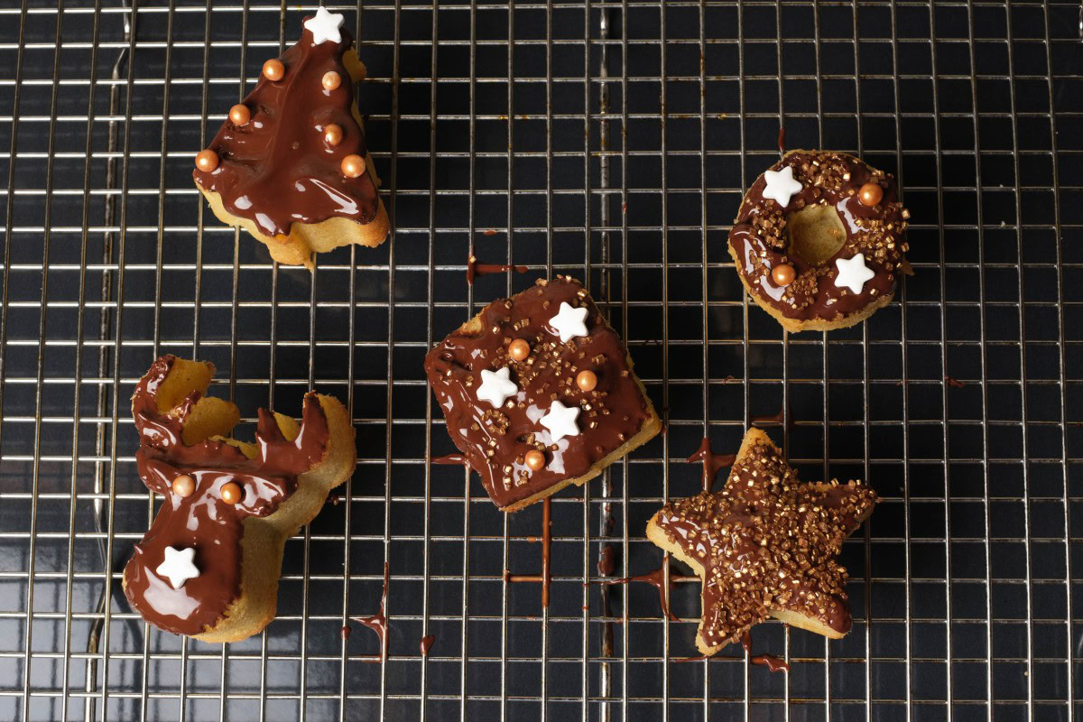 Weihnachtsmuffins mit Schokolade und Zuckerperlen dekoriert