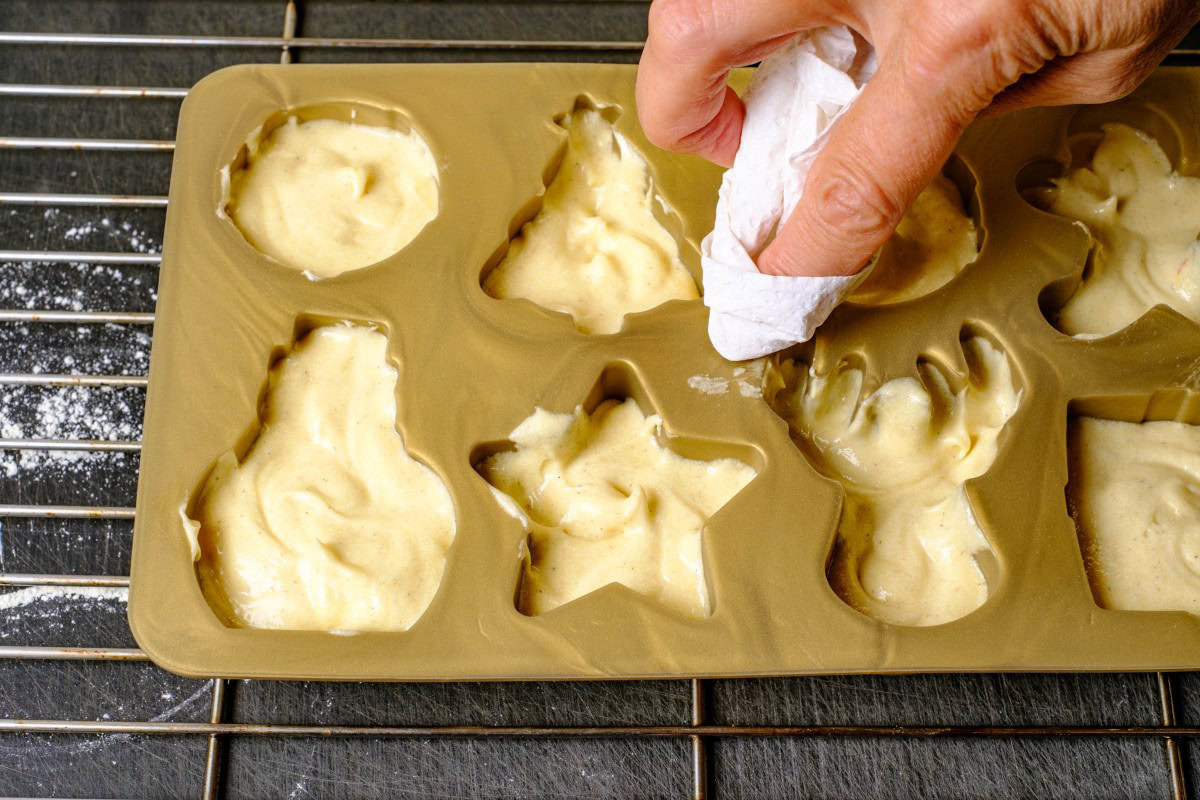 Weihnachtsmuffins-Teig in Formen gefüllt