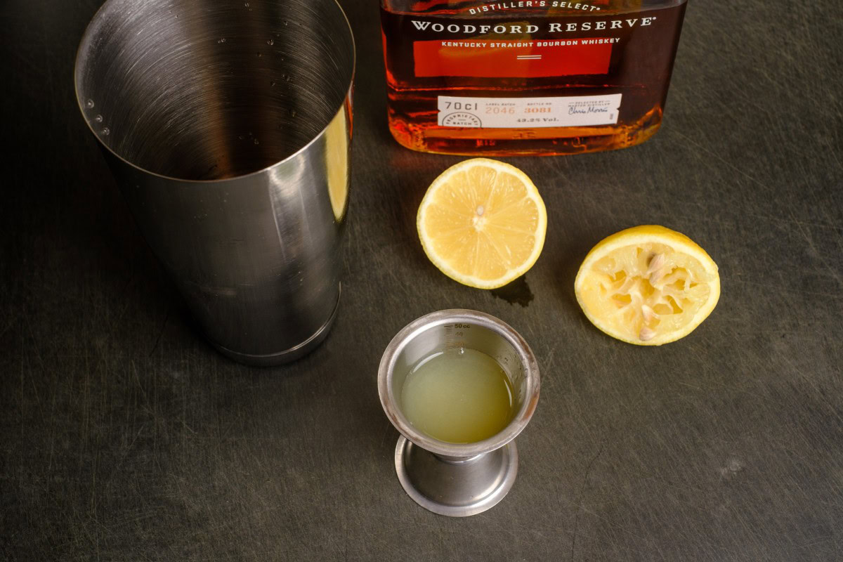 Zitronensaft für Whiskey Sour abmessen