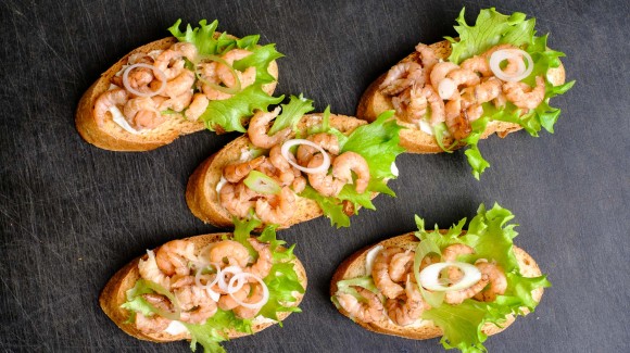 Brötchen mit Nordseekrabben belegen