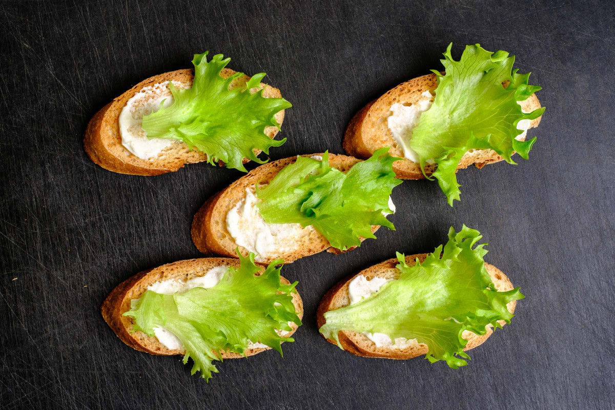 Brötchen mit Salat belegen