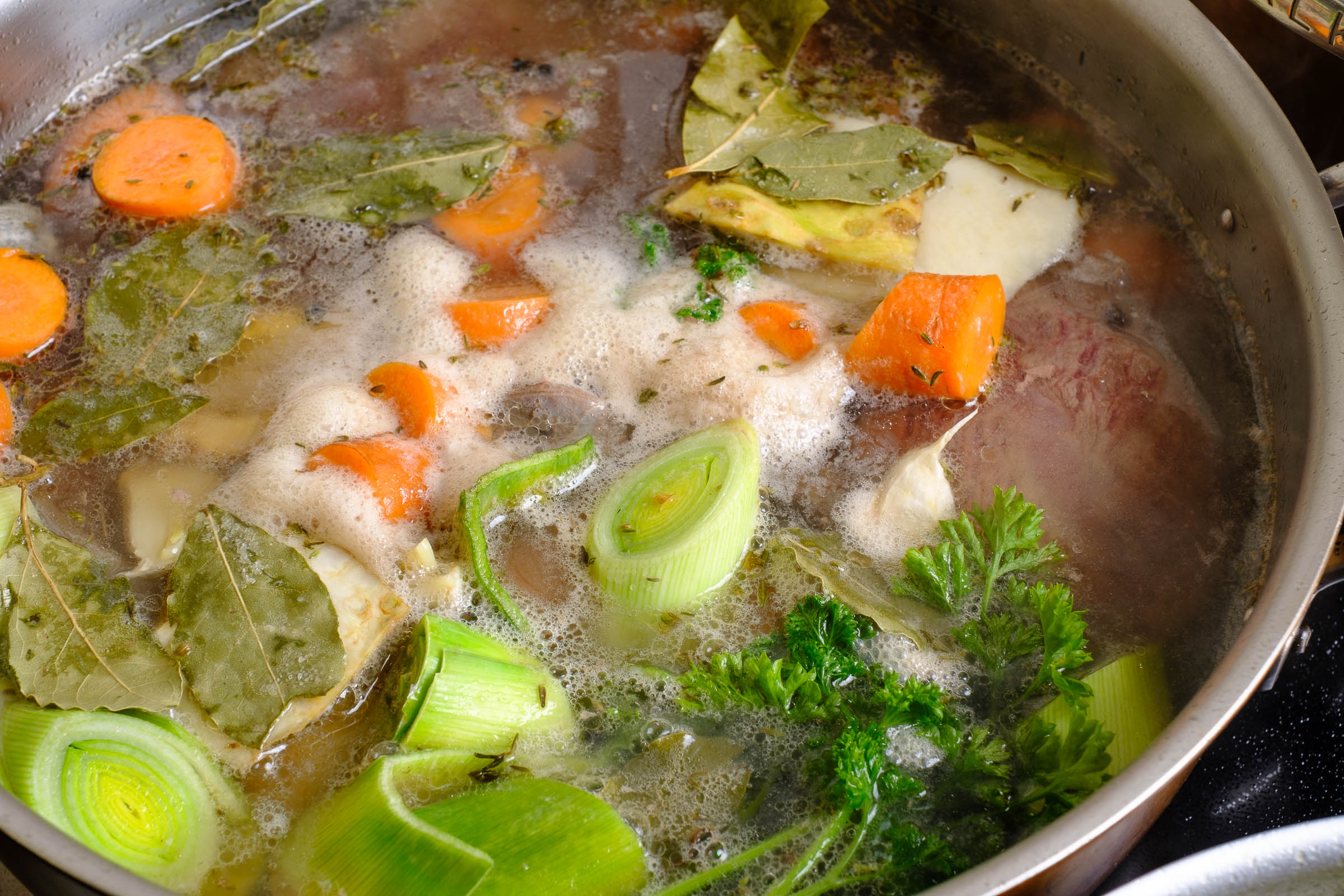 Rinderbrühe und Rindfleisch kochen