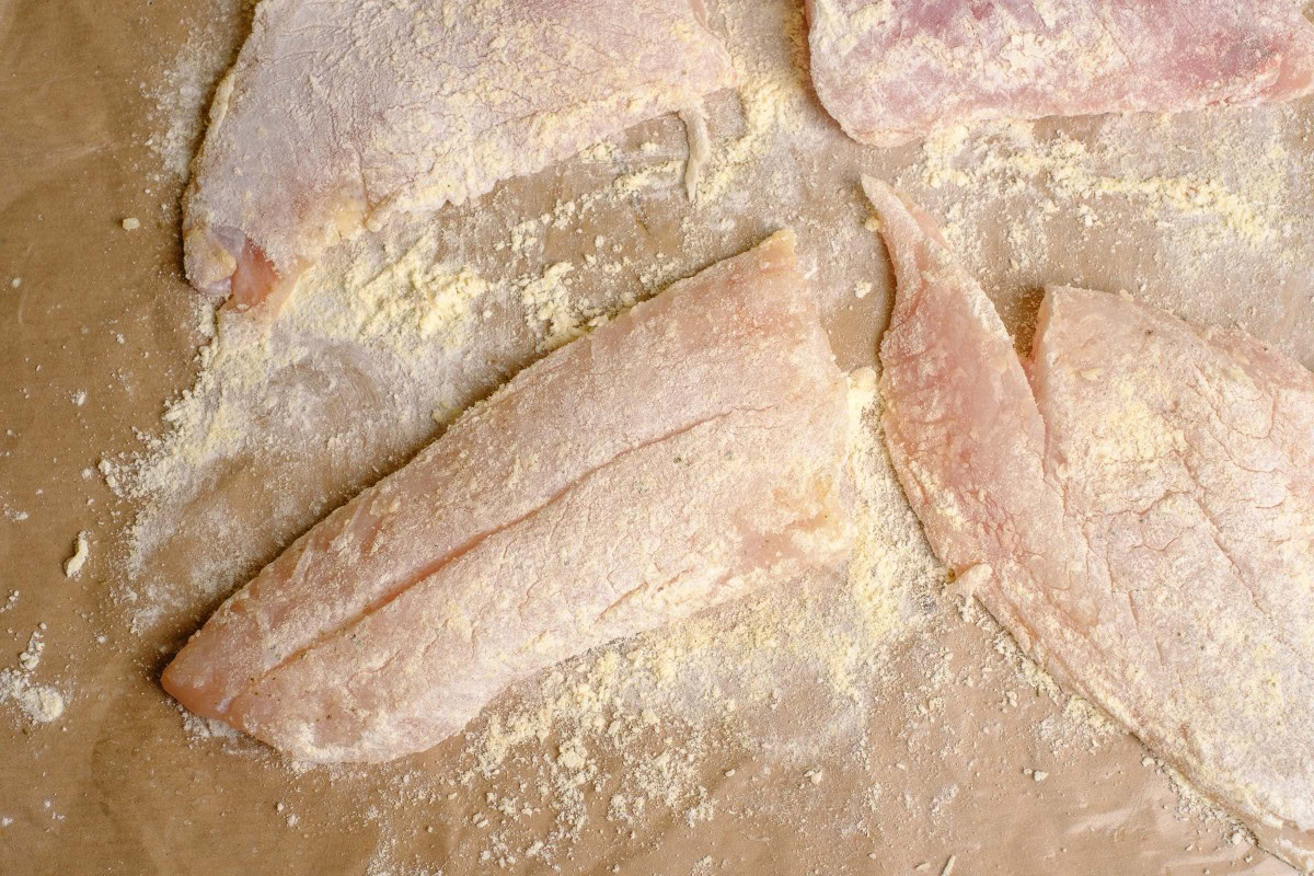 Fischfilets in Mehl wenden