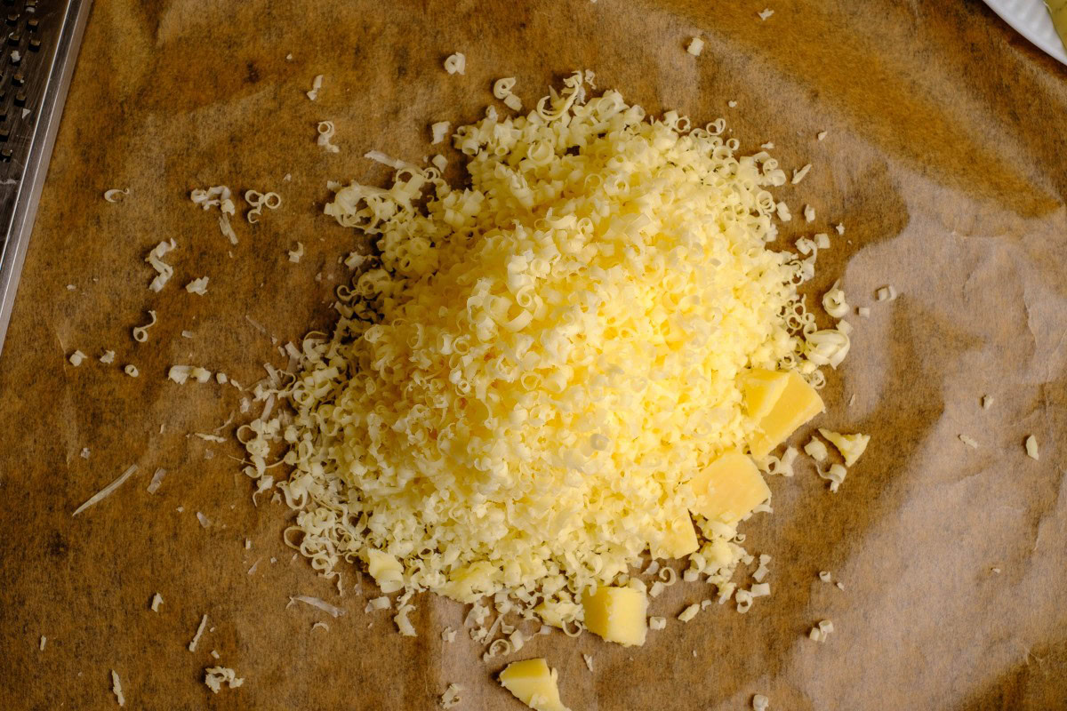 Geriebener Käse für Parmesan-Risotto