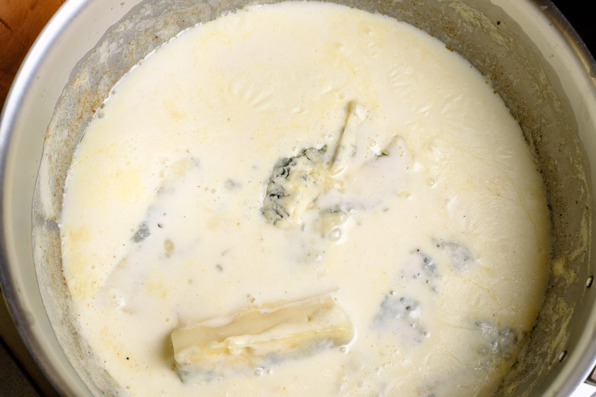 Gorgonzola in der Sahnesoße auflösen