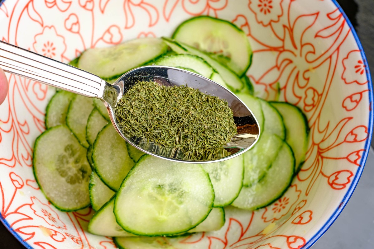 Gurken für Kartoffelsalat mit Dill würzen