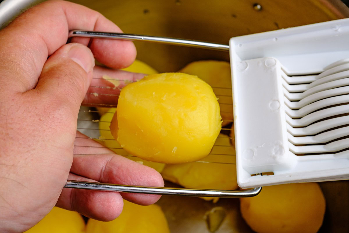 Kartoffeln schneiden für Gurken Kartoffelsalat