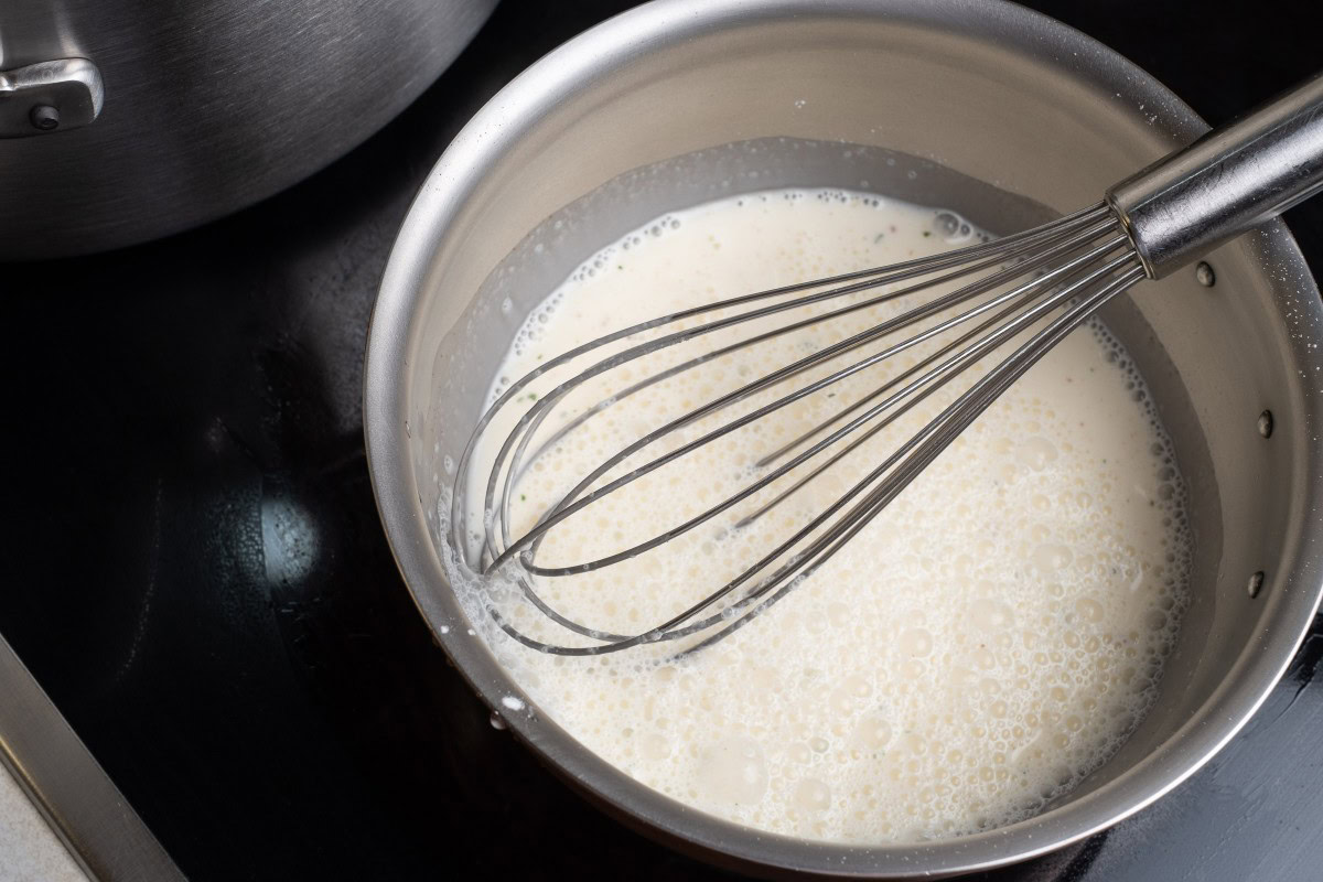 Meerrettichsoße Basis mit Sahne im Topf aufkochen