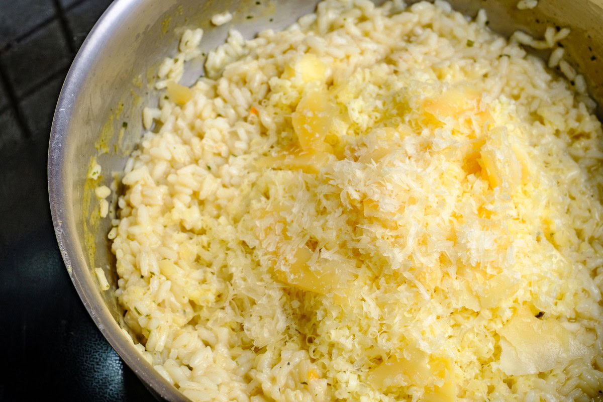 Parmesan Risotto mit Käse gerieben ergänzen