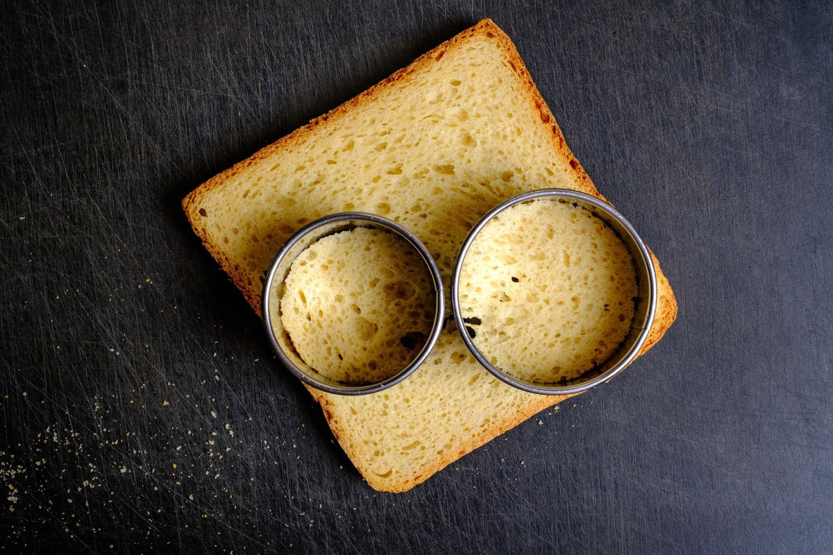 Toastbrot für Krabbentoast ausstechen