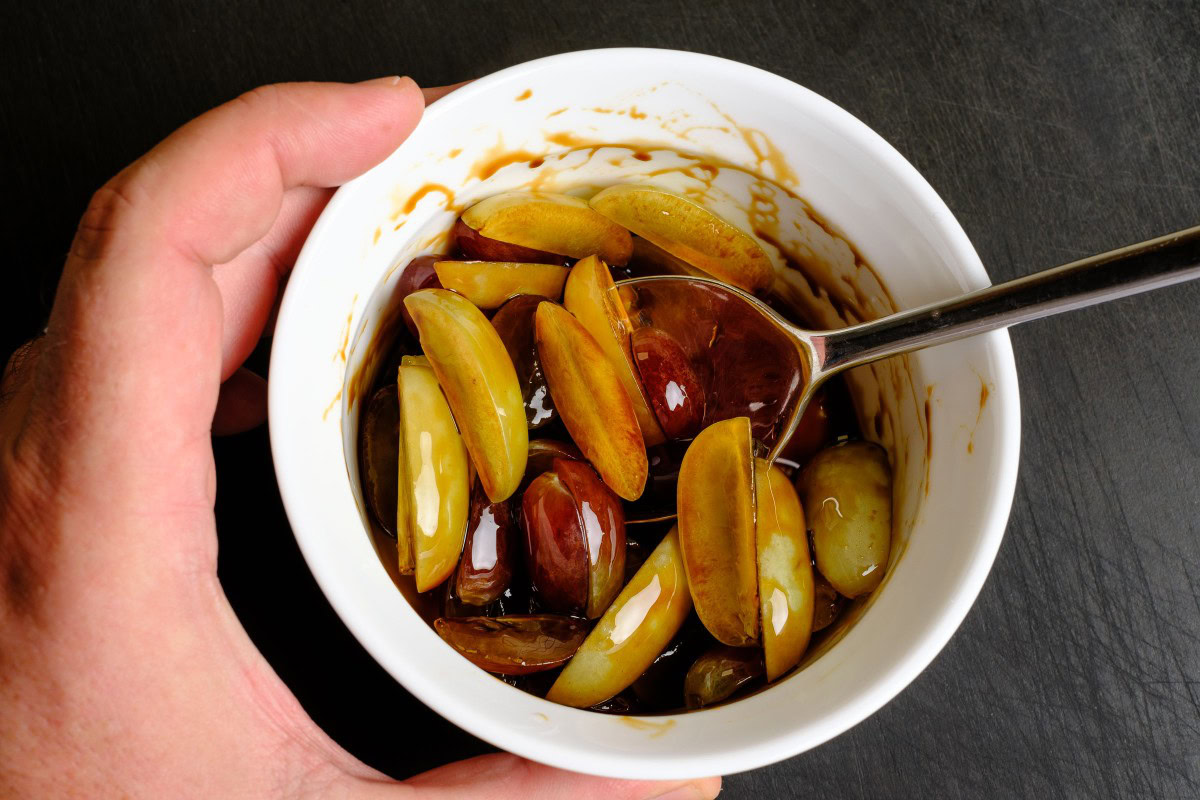 Traubensalat mit Aceto Balsamico Tradizionale marinieren