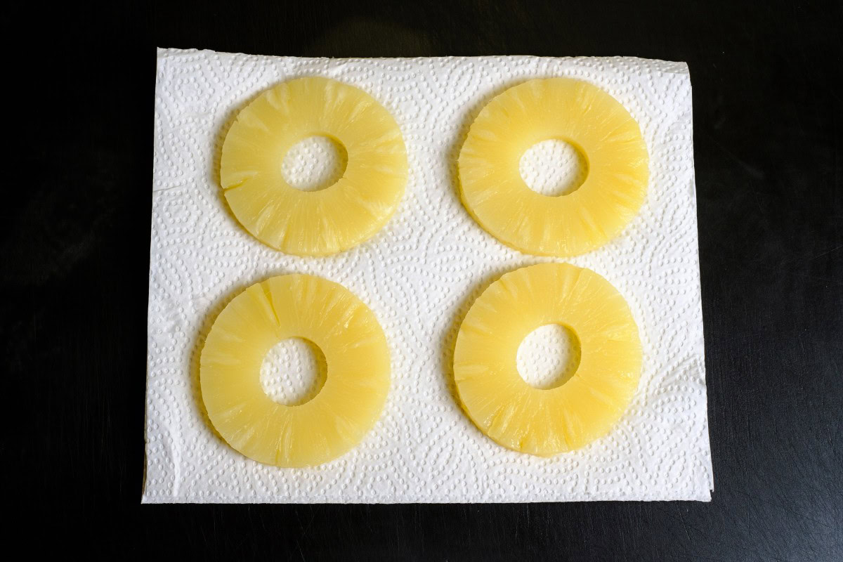 Ananas Scheiben trocken gelegt für den Toast Hawaii belegen