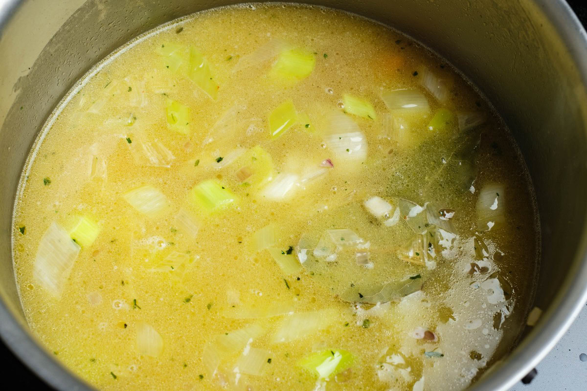 Gemüsesuppe Ansatz für Dillsauce zubereiten