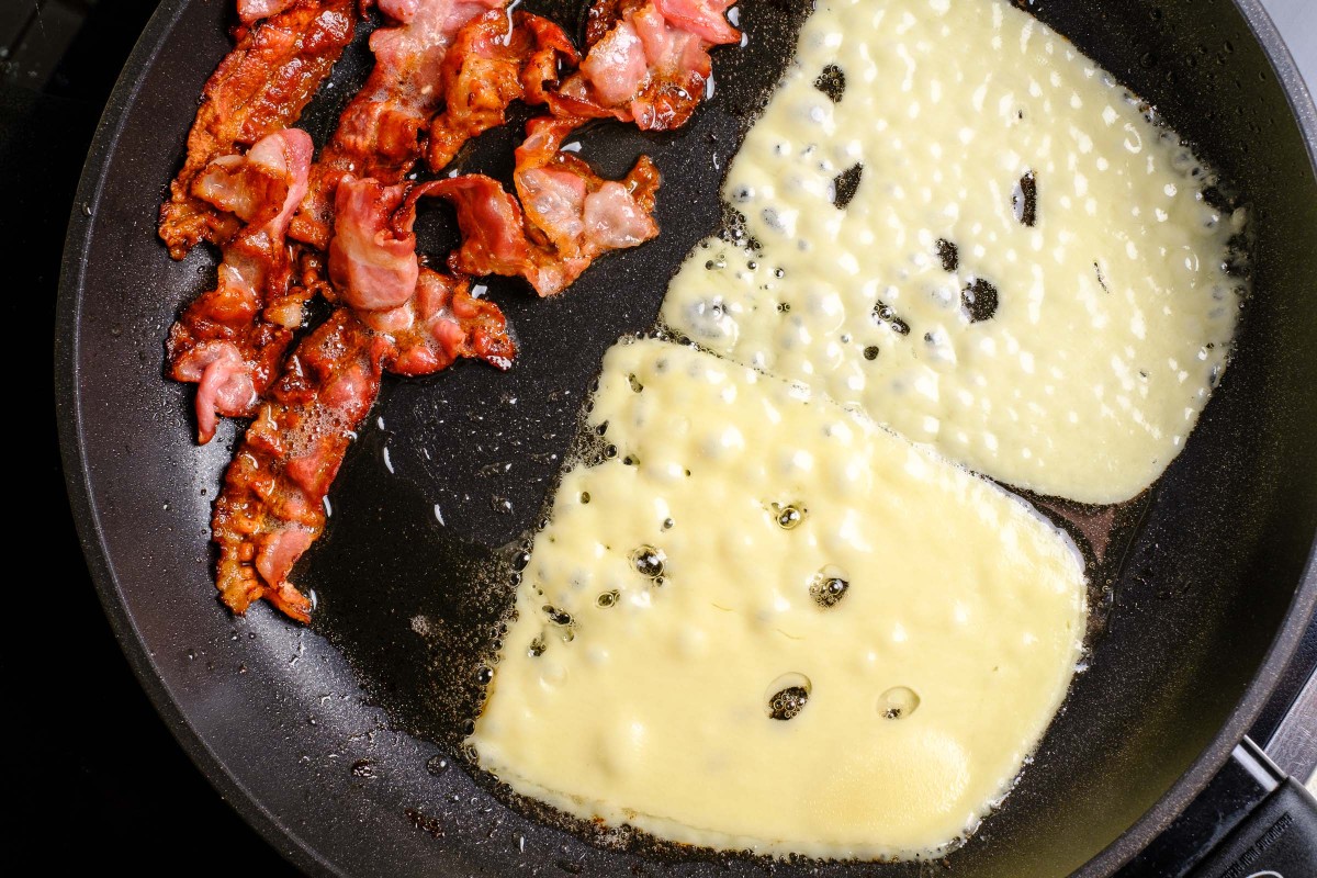 Bacon und Käse in der Pfanne