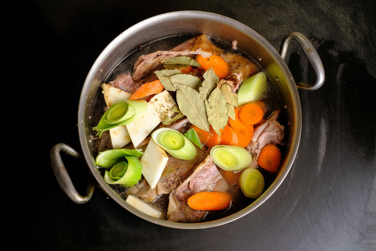 Gänsefond ansetzen, Brühe kochen im Topf