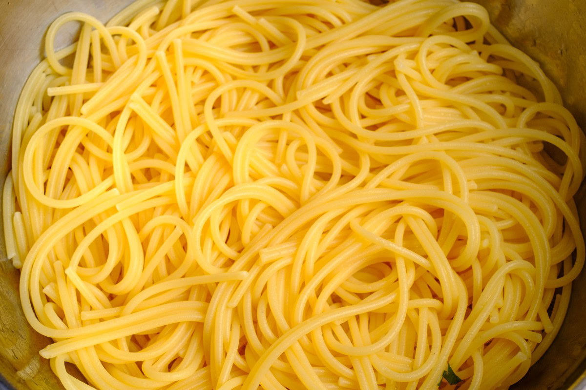 Gekochte Spaghetti im Sieb