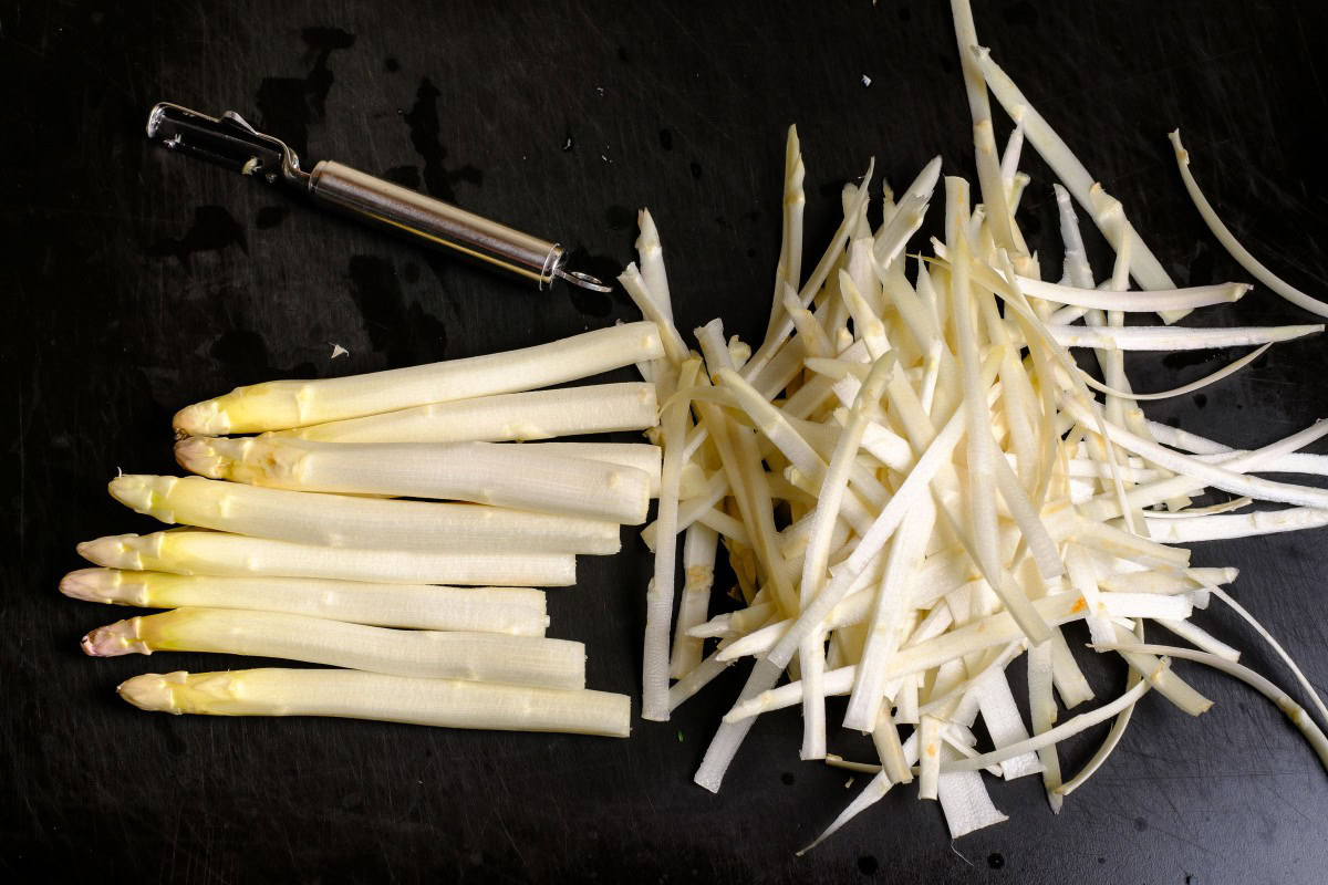 Geschälter Spargel mit Spargelschalen