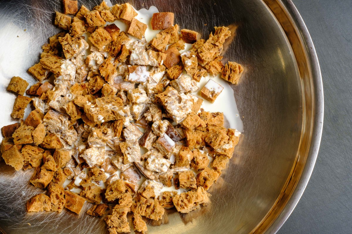 Gewürfeltes Brot mit Milch