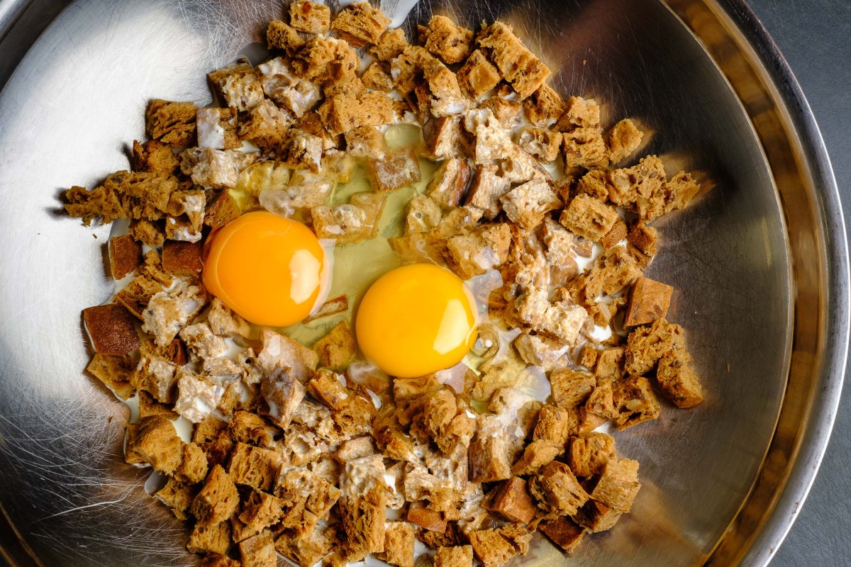 Brot mit Milch und Eier für Gänsefrikadellen