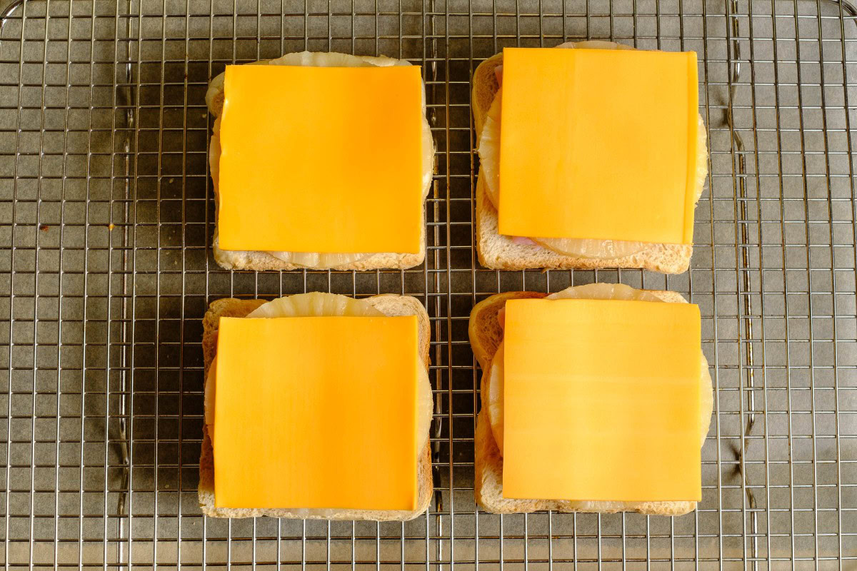 Käse aufgelegt auf Toast Hawaii