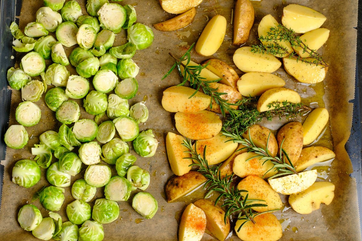 Rosenkohl mit Kartoffeln auf Backblech