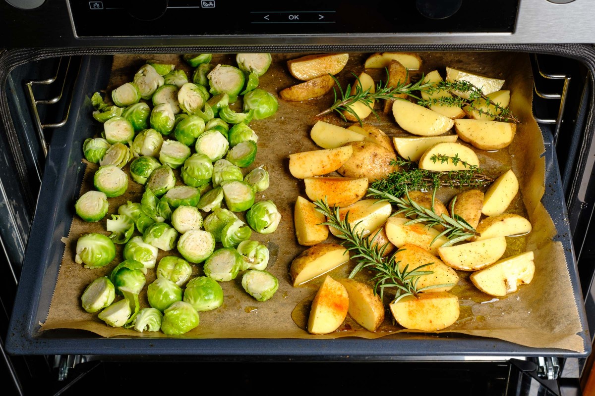 Rosenkohl mit Kartoffel Backblech Ofen geben