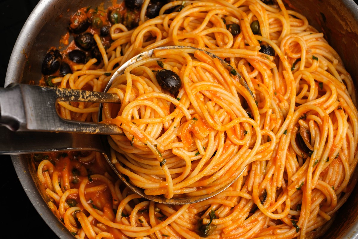 Spaghetti mit Schöpfkelle und Fleischgabel anrichten