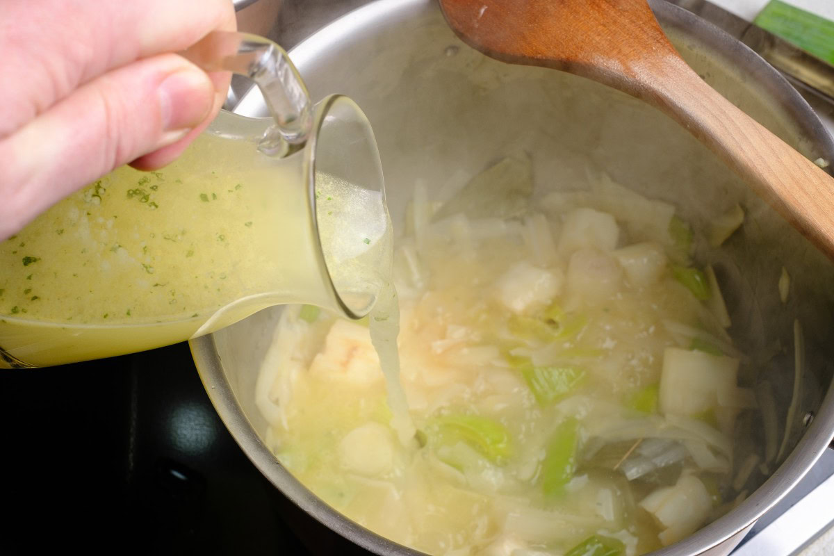 Spargelsoße Ansatz mit Brühe ablöschen