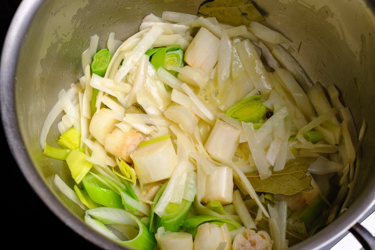 Spargelsoße Ansatz in Butter anschwitzen