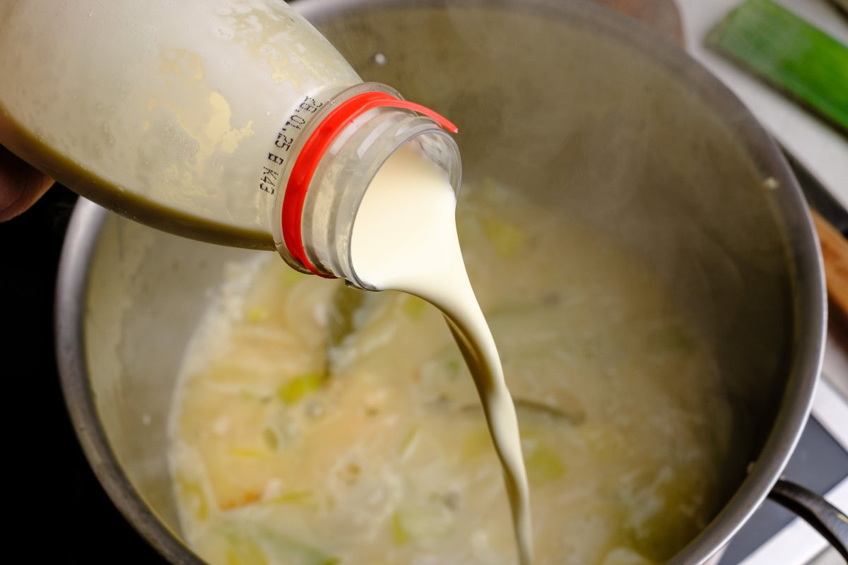 Spargelsoße Ansatz mit Sahne ergänzen