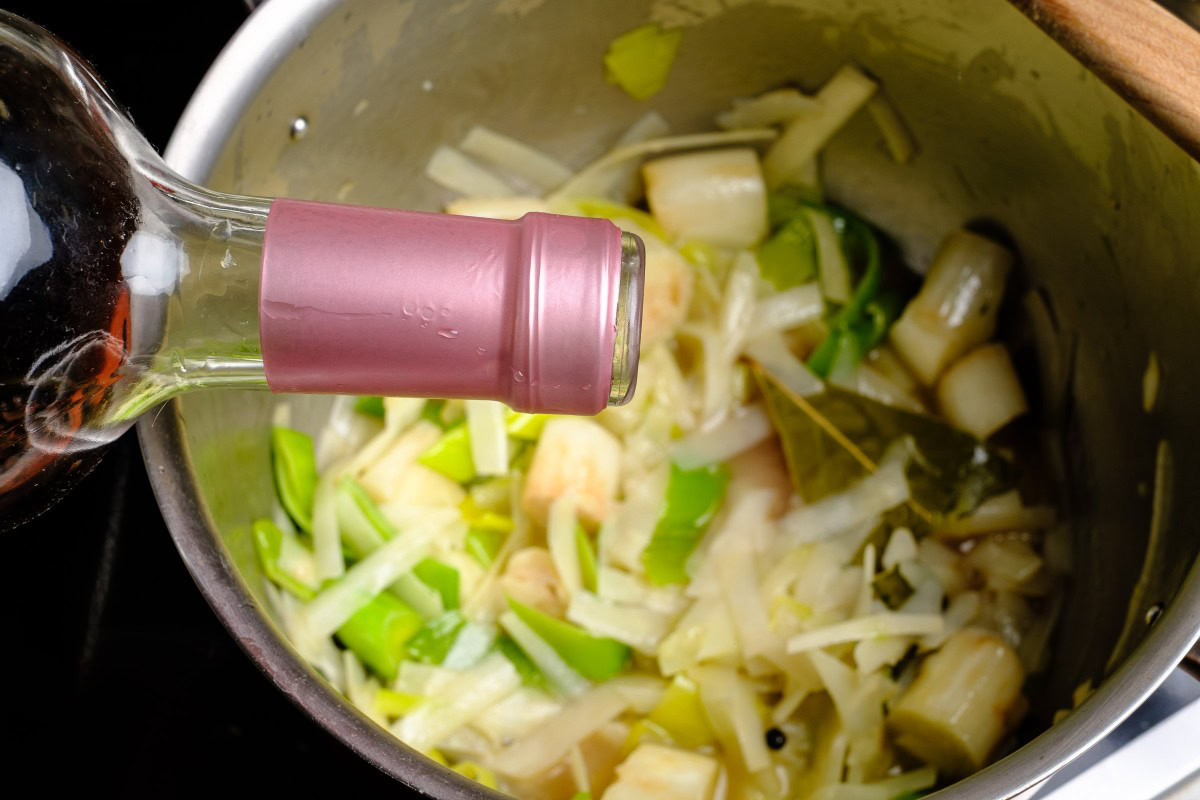 Spargelsoße Ansatz mit Wein ablöschen