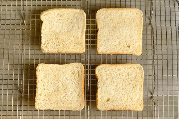 Toastbrot angetoastet für Toast Hawaii