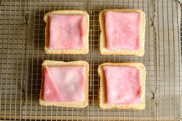 Toastbrot mit Schinken belegt für Toast Hawaii