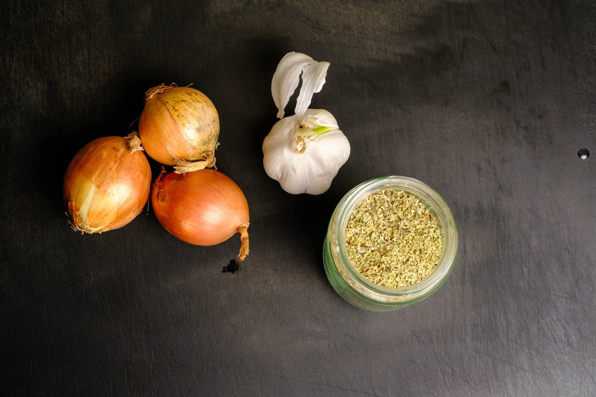 Zwiebeln, Knoblauch, Majoran für Gänseschmalz