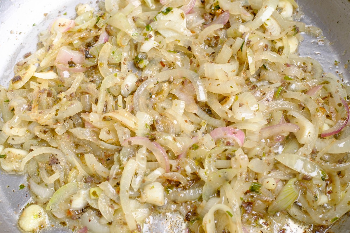 Zwiebeln und Knoblauch mit Gänseschmalz gedünstet