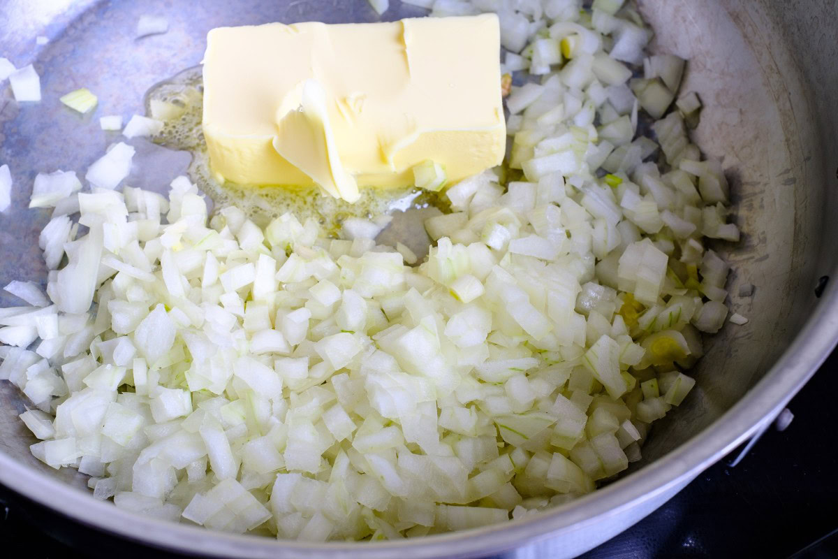 Zwiebelwürfel mit Butter im Topf