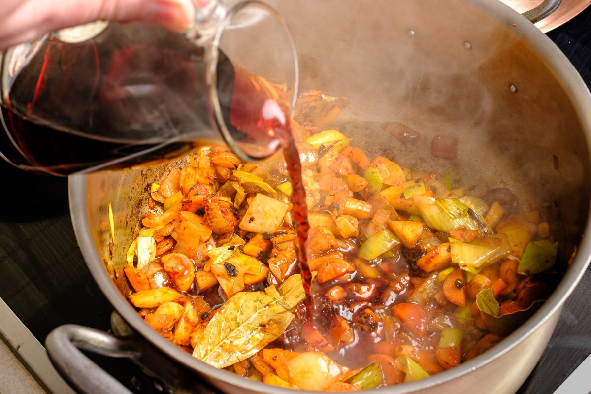 Bratensoße machen, Röstansatz mit Rotwein ablöschen