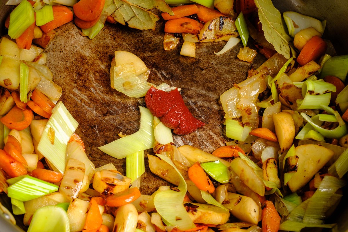 Bratensatz für Bratensoße zubereiten mit Tomatenmark