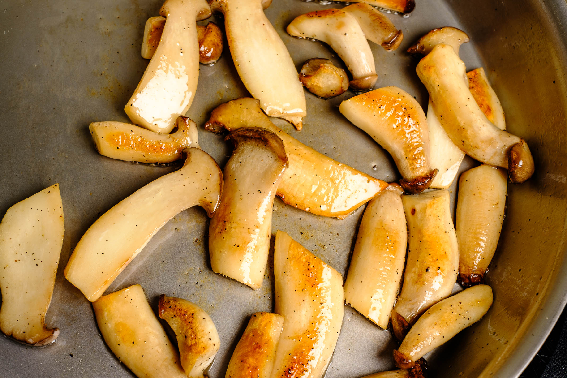 Kräuterseitlinge in der Pfanne braun gebraten