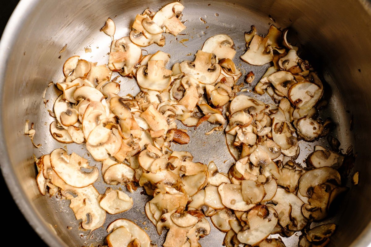 Champignons für Jägersoße dunkel anbraten