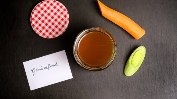 Gemüsebrühe durch Einkochen in Gläser haltbar machen