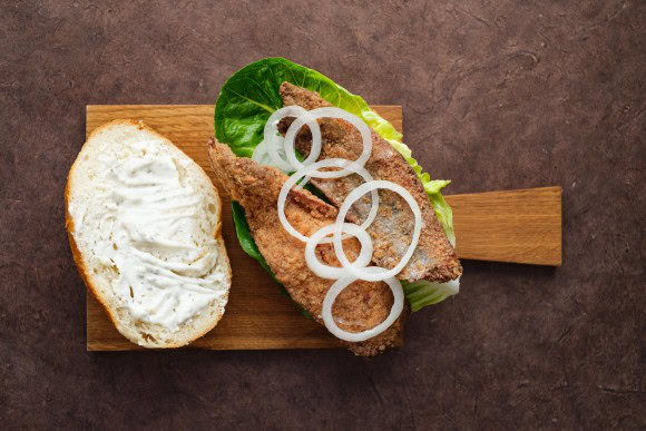 Brathering auf Brötchen mit Zwiebeln